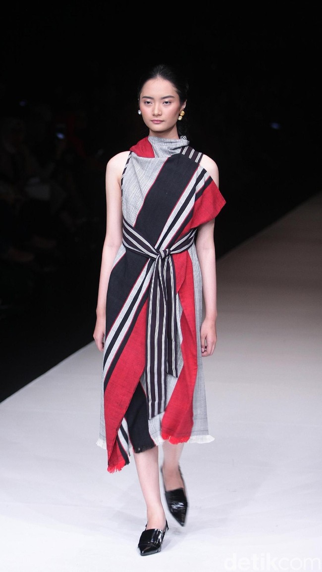 Koleksi terbaru dari Lulu Lutfi Labibi tetap bermain dengan lurik yang bertajuk Duka Luruh di Jakarta Fashion Week 2018, Senayan City, Jakarta, Selasa (24/10/2017). Foto: Mohammad Abduh/Wolipop