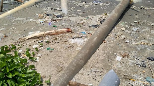 Pembuangan limbah yang mencemari Pantai Wates Rembang.