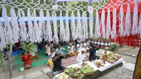 Umat Hindu melakukan ritual sembahyangan dalam rangka perayaan hari raya Galungan di Pura Tulung Urip di Tulungagung, Jawa Timur, Rabu (1/11). Umat Hindu daerah tersebut terpaksa melakukan ritual sembahyangan galungan di pura terbuka karena belum tersedianya tempat peribadatan permanen, baik hasil swadaya sendiri maupun yang disediakan pemerintah daerah setempat. (Foto: ANTARA FOTO/Destyan Sujarwoko)