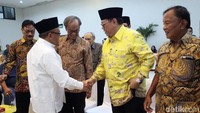 Ketua Dewan Pembina Golkar Aburizal Bakrie dan juga Ketua Dewan Pakar Golkar Agung Laksono turut menghadiri acara pelepasan tersebut.