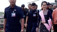Suu Kyi menumpang helikopter militer di Sittwe, ibu kota wilayah Rakhine, untuk terbang ke salah satu desa di Maungdaw, distrik yang mayoritas warganya mengungsi.  (Foto: REUTERS/Stringer)