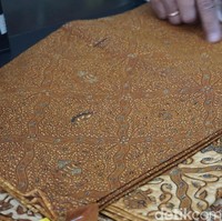 Maknanya, mengumpulkan segala berkah dari Tuhan. Terlihat dari isenan atau wahyu yang seperti berkumpul, terang Pak No. Foto: Odilia WS