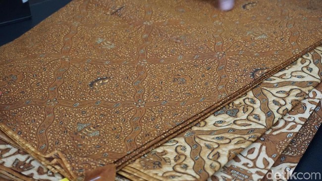 Maknanya, mengumpulkan segala berkah dari Tuhan. Terlihat dari isenan atau wahyu yang seperti berkumpul, terang Pak No. Foto: Odilia WS