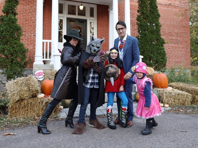 Justin Trudeau bersama keluarganya tak tampil dalam tema kostum yang sama di Halloween tahun ini. Namun keluarga ini sukses mencuri perhatian. Have a Super Halloween! tulis Trudeau di Instagramnya. Foto: Dok. Instagram