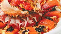 Kepiting direbus kemudian dipadukan dengan labu dan fermentasi kacang kedelai. Mau coba? Foto: Istimewa