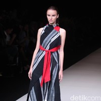 Koleksi terbaru dari Lulu Lutfi Labibi tetap bermain dengan lurik yang bertajuk Duka Luruh di Jakarta Fashion Week 2018, Senayan City, Jakarta, Selasa (24/10/2017). Foto: Mohammad Abduh/Wolipop