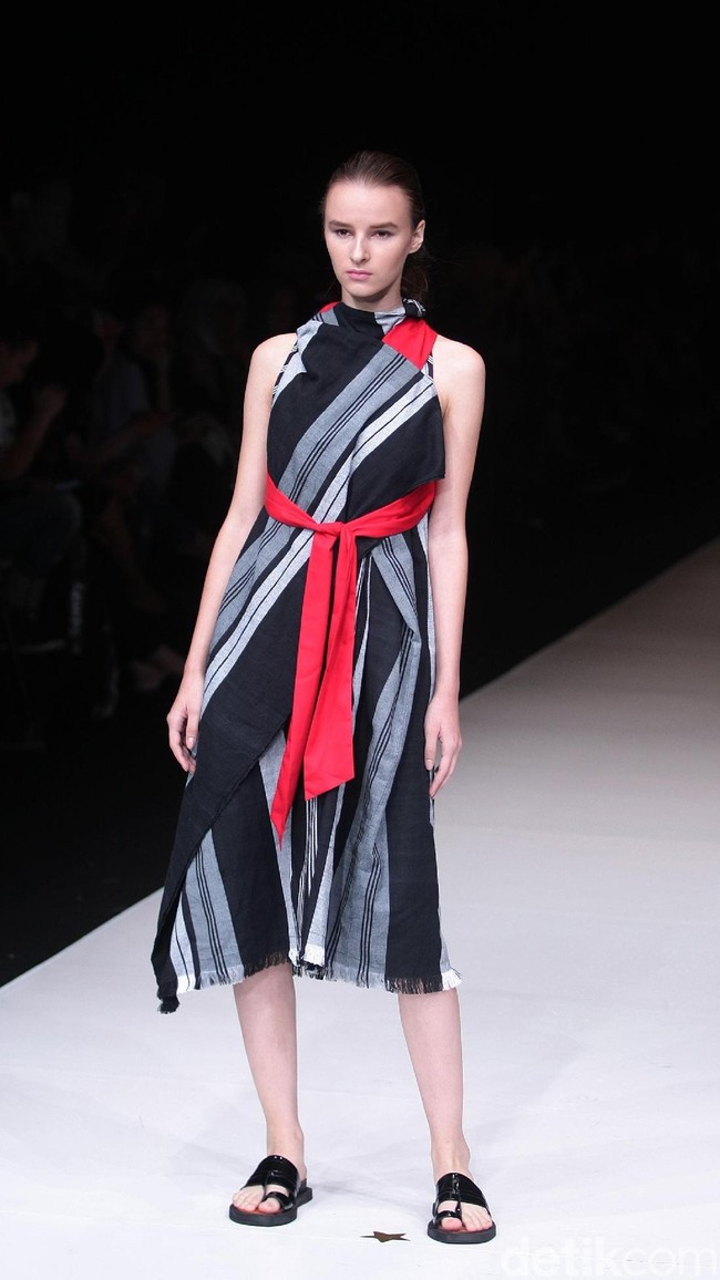 Koleksi terbaru dari Lulu Lutfi Labibi tetap bermain dengan lurik yang bertajuk Duka Luruh di Jakarta Fashion Week 2018, Senayan City, Jakarta, Selasa (24/10/2017). Foto: Mohammad Abduh/Wolipop