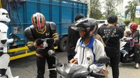 Ksatria baja hitam mengecek surat pemotor