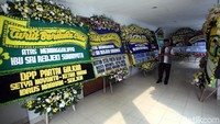 Puluhan karangan bunga berjejer rapi di depan kantor DPP Partai Golkar di Jakarta.