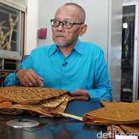 Ditemui baru-baru ini di tokonya yang berlokasi di Jalan Teuku Umar No.14, Surakarta, Jawa Tengah, pria sepuh yang akrab disapa Pak No itu mengungkap batik pilihan keluarga Jokowi serta makna di baliknya. Foto: Odilia WS