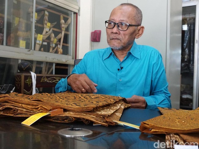 Ditemui baru-baru ini di tokonya yang berlokasi di Jalan Teuku Umar No.14, Surakarta, Jawa Tengah, pria sepuh yang akrab disapa Pak No itu mengungkap batik pilihan keluarga Jokowi serta makna di baliknya. Foto: Odilia WS