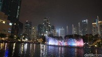 Foto: Semakin malam ratusan warga berdatangan ke kawasan ini, ada sesuatu yang menarik mereka yakni air mancur menari (Masaul/detikTravel)