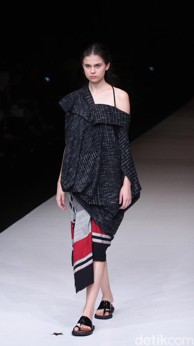 Koleksi terbaru dari Lulu Lutfi Labibi tetap bermain dengan lurik yang bertajuk Duka Luruh di Jakarta Fashion Week 2018, Senayan City, Jakarta, Selasa (24/10/2017). Foto: Mohammad Abduh/Wolipop