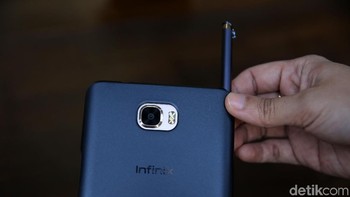 Beralih ke kamera, dengan kemampuannya yang sebesar 13 MP, kualitas yang diberikan juga termasuk mumpuni. Sementara kamera depannya mengusung 8 MP dan telah didampingi oleh lampu flash untuk selfie di kondisi minim cahaya. (Foto: detikINET/Agung Prambudhy)