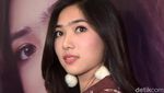 Pakai Anting Bulu, Isyana Cute Banget Sih!