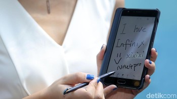 Fitur Air Command ini akan aktif bila pengguna menekan tombol yang ada di stylus sembari mengarahkan ujungnya ke layar Note 4 Pro. Sesaat kemudian akan muncul menu tersendiri yang bisa dipilih mengunakan X Pen. (Foto: detikINET/Agung Prambudhy)