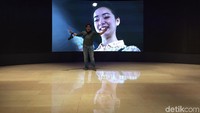 Suasana di tempat ini sangat futuristik dengan ornamen mika di bagian langit-langit yang berpendar warna-warni dengan bantuan sinar lampu.