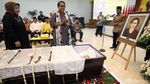 Habibie dan Menteri PPA Lepas Jenazah Sri Redjeki