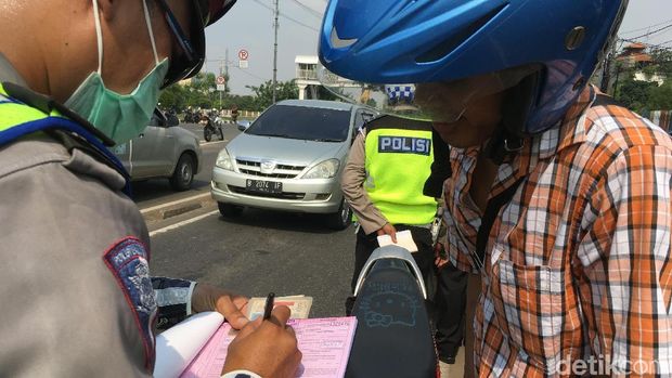 Polisi menjelaskan rambu larangan motor melintas terpasang sebelum sebelum akses masuk flyover.