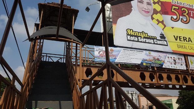 Miris, JPO di Kota Jadi Tempat Pembuangan Sampah