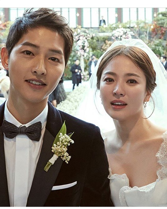 Usai dari drama tersebut, Hye Kyo dan Joong Ki menikah pada Oktober 2017. Pernikahan tersebut sukses bikin baper para fans Descendants of The Sun.  Foto: Instagram/allkdrama