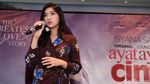 Pakai Anting Bulu, Isyana Cute Banget Sih!