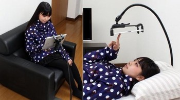 Saat tiduran pun tinggal geser-geser saja tablet tanpa perlu dipegang. (Foto: Brightside)