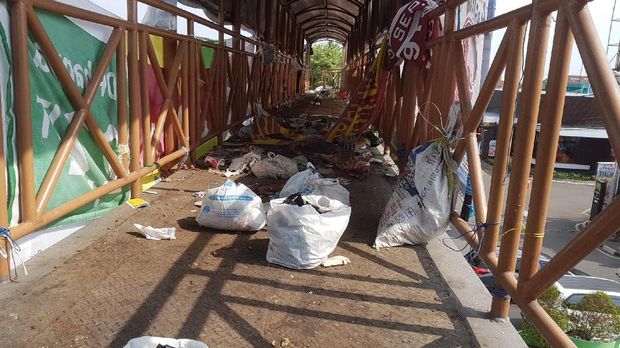 Miris, JPO di Kota Jadi Tempat Pembuangan Sampah