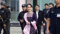 Kunjungan ini merupakan kunjungan pertama Suu Kyi ke Rakhine, yang banyak dilanda konflik komunal sejak tahun 2012 hingga memperburuk reputasi global Myanmar.  (Foto: AFP PHOTO / STR)