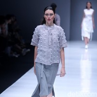 Koleksi terbaru Danjyo Hiyoji, mengusung tema Fashion Fusion dengan menghadirkan koleksi Arc di Jakarta Fashion Week 2018, Senayan City, Jakarta, Selasa (24/10/2017). Foto: Mohamamd Abduh/Wolipop