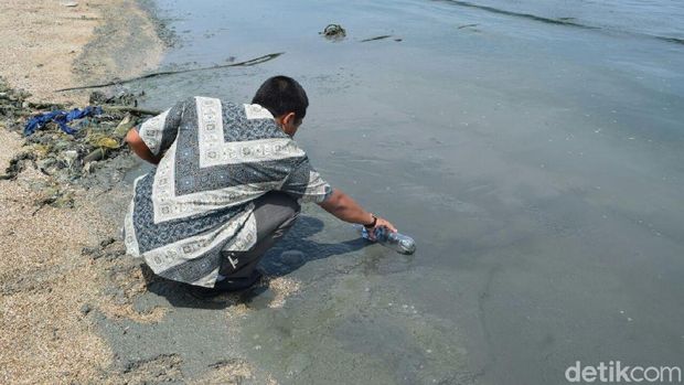 Tim juga mengambil sampel air laut. 