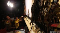 Siswa-siswi dari berbagai negara tersebut terlihat antusias melihat dan berlatih memainkan wayang.