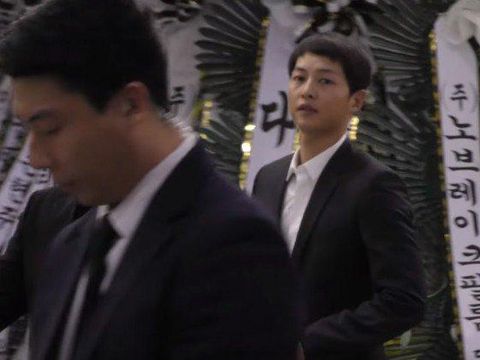 Baru Sehari Menikah, Song Joong Ki Langsung Melayat ke Rumah Duka