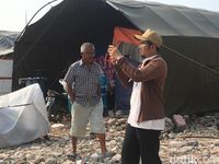 Petugas Sudin Perumahan memotret suasana di Kampung Akuarium