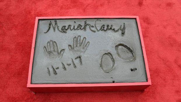 MaMariah Carey Rela Mengotori Tangan & Sepatu Mahalnya dengan Semen, untuk Apa?