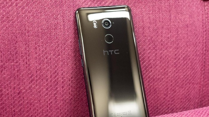 U11+, salah satu ponsel HTC yang akhirnya mendapat jadwal pembaruan ke Android 9 Pie. Foto: The Verge U11+, salah satu ponsel HTC yang akhirnya mendapat jadwal pembaruan ke Android 9 Pie. Foto: The Verge