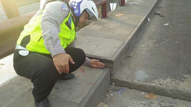 Jembatan penghubung ini ambles sekitar 15 cm