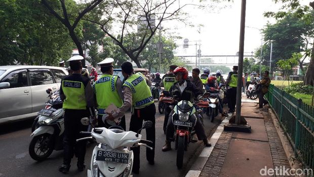 Ada Operasi Zebra, Pemotor Ini Putar Balik dan Lawan Arus