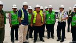 Pakai Rompi Hijau, Kepala Bappenas Cek Proyek Bandara Kertajati