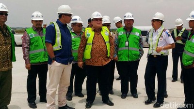 Pakai Rompi Hijau, Kepala Bappenas Cek Proyek Bandara Kertajati