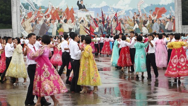 Menurut tur operatur Korut, Koryo Tour, momen yang paling mudah untuk berbaur dengan warga Korut adalah dalam bar dan festival. Mereka akan merasa rileks di tempat-tempat tersebut. (Koryo Tours) Menurut tur operatur Korut, Koryo Tour, momen yang paling mudah untuk berbaur dengan warga Korut adalah dalam bar dan festival. Mereka akan merasa rileks di tempat-tempat tersebut. (Koryo Tours)