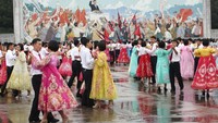 Menurut tur operatur Korut, Koryo Tour, momen yang paling mudah untuk berbaur dengan warga Korut adalah dalam bar dan festival. Mereka akan merasa rileks di tempat-tempat tersebut. (Koryo Tours)