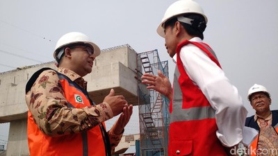 Gerak-gerik Jokowi dan Anies Saat Ngobrol Berdua di Tol Becakayu