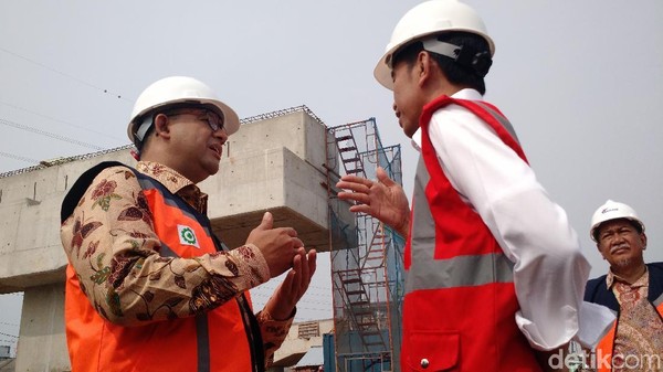 Gerak-gerik Jokowi dan Anies Saat Ngobrol Berdua di Tol Becakayu