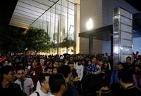 Cuti Kerja, Adhit Kejar iPhone X di Negeri Tetangga