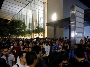 Antrean Mengular Ponsel Termahal Apple di Berbagai Negara