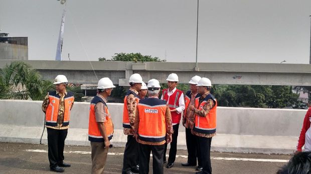 Presiden Jokowi bercengkrama dengan menteri dan pejabat yang hadir.