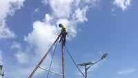Pemasangan jaringan tegangan menengah (JTM) 20 Kv oleh petugas PLN area Kotabaru.