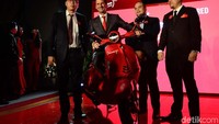 Kami sangat senang bisa menghadirkan Vespa 946 Red terbaru di Indonesia dengan teknologi mutakhir mengambil inspirasi dari MP6 Prototipe. Kini, para penggemar Vespa dan kendaraan roda dua lainnya dapat menikmati keindahan Vespa serta mendapatkan kesempatan mulia untuk membantu berkontribusi dalam perjuangan melawan berbagai penyakit mematikan yang harus dihadapi oleh manusia, ujar Marco Noto La Diega President Director PT Piaggio Indonesia saat memperkenalkan di Jakarta, Kamis (2/11/2017) malam.