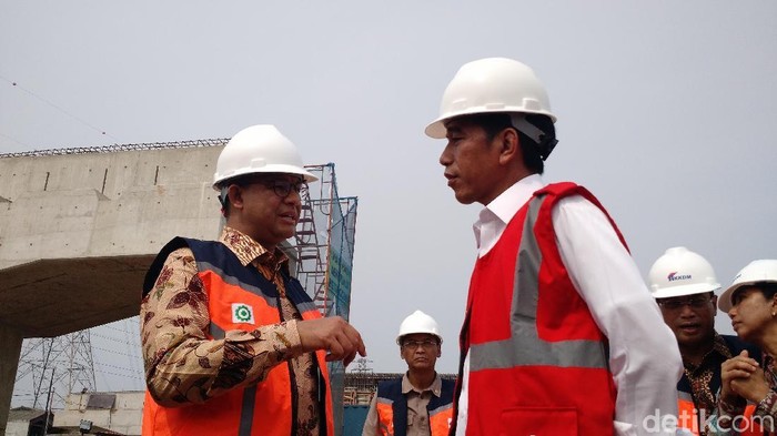 Jokowi dan Anies di Tol Becakayu. (Foto: Danu Damarjati/detikcom)
